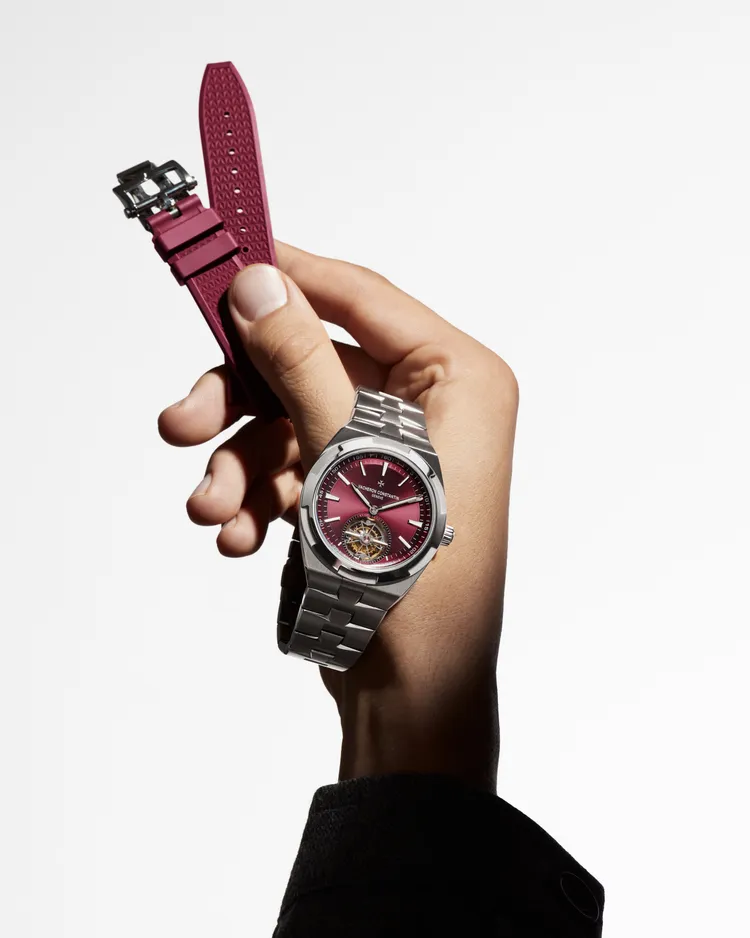 江詩丹頓Overseas陀飛輪腕錶，42.5mm，五級鈦金屬錶殼，深紅色旭日紋緞面錶盤，五級鈦金屬錶鍊（附贈深紅色及白色橡膠錶帶），2160自動上鏈機芯，動力儲存80小時，防水深度50米。品牌提供