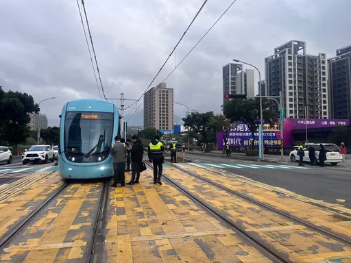 碰！淡水小客車違規左轉撞上造價逾億輕軌列車　駕駛哭哭了