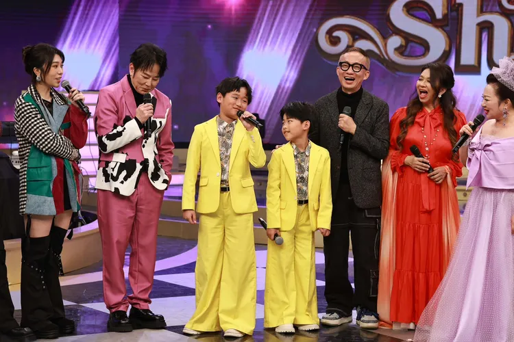 蔡家蓁（左起）、陽帆、11歲周柏霖、9歲周祐均、許常德、許景淳、白冰冰等錄影。民視提供