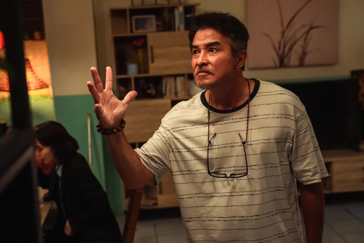 李銘順精準詮釋傳統家庭父親不擅於情緒管理的一面。萬騰文化創意提供