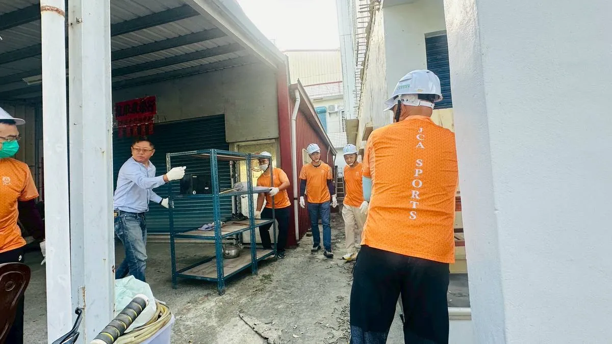 公會幹部協助進行一樓家具搬移。翻攝畫面