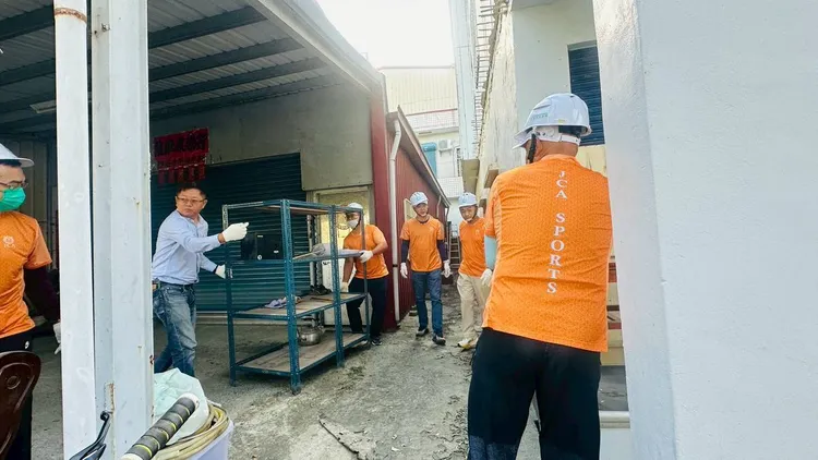 公會幹部協助進行一樓家具搬移。翻攝畫面