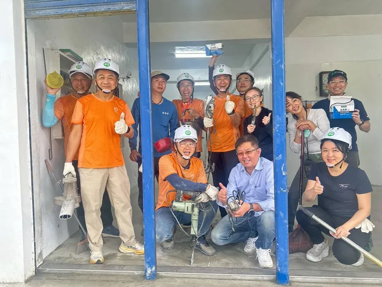 公會結合修繕團隊完工合影。翻攝畫面