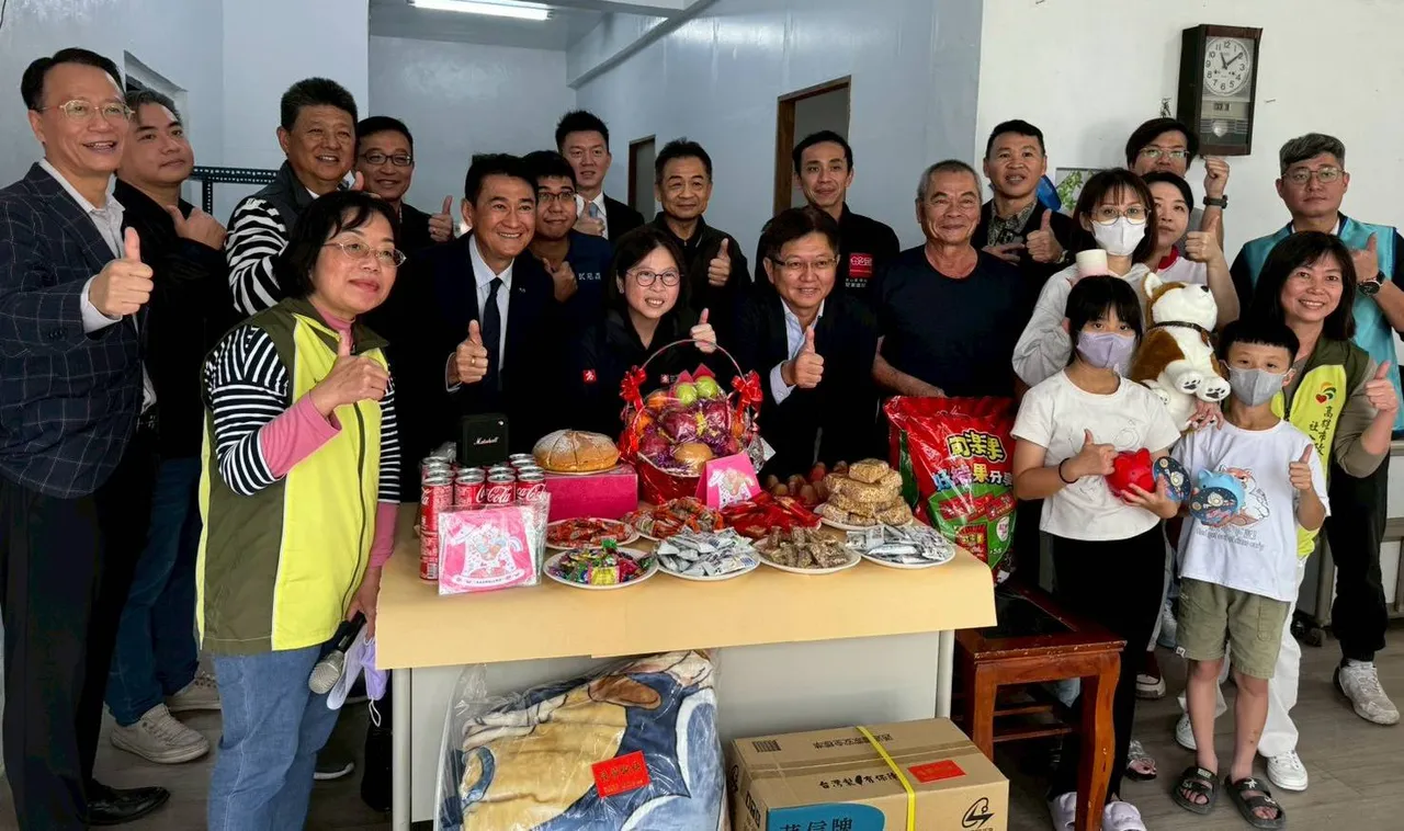 社會局蔡宛芬局長與公會幹部及協力廠商祝賀蕭家入厝。翻攝畫面