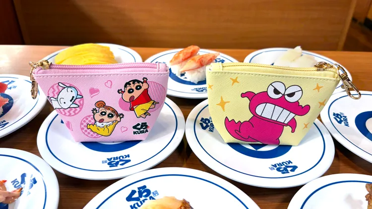 藏壽司 X 蠟筆小新皮革三角零錢包。業者提供