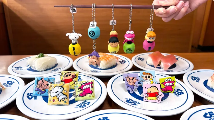 蠟筆小新公仔吊飾系列巧妙融入藏壽司經典KURA燈籠元素。業者提供