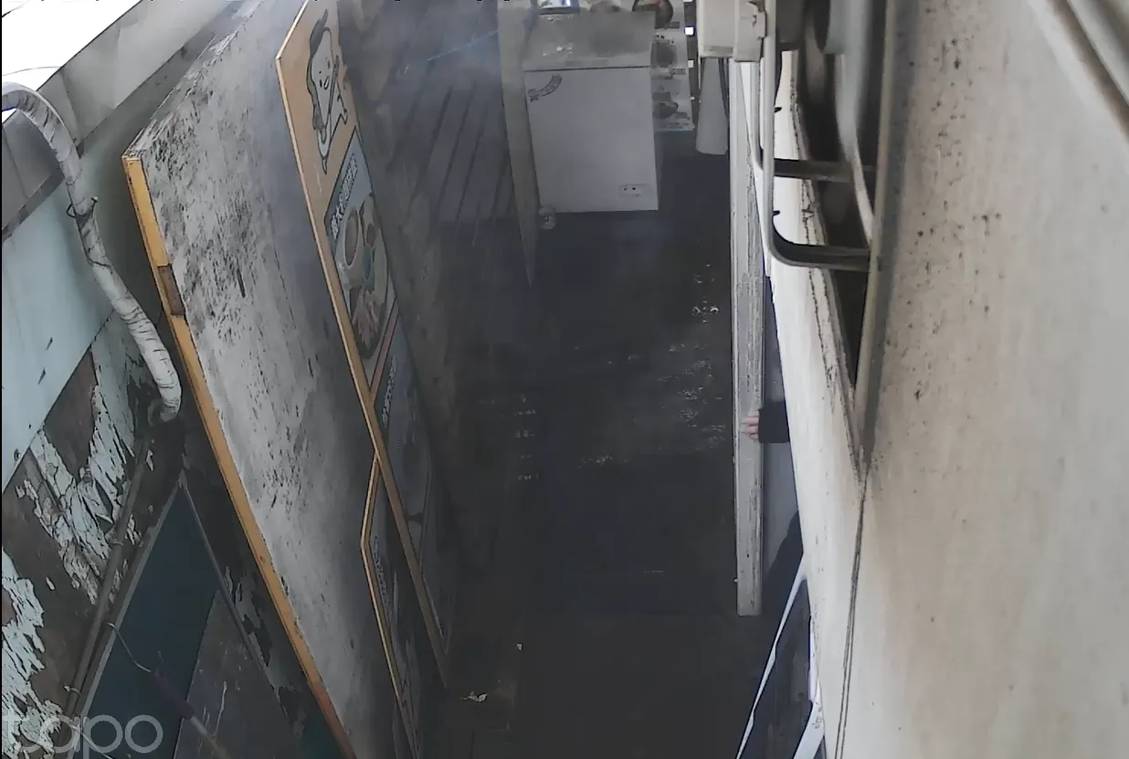 建築物縫隙處角落處常積易燃可燃物，遭抽菸者亂丟菸蒂引起火災。翻攝畫面