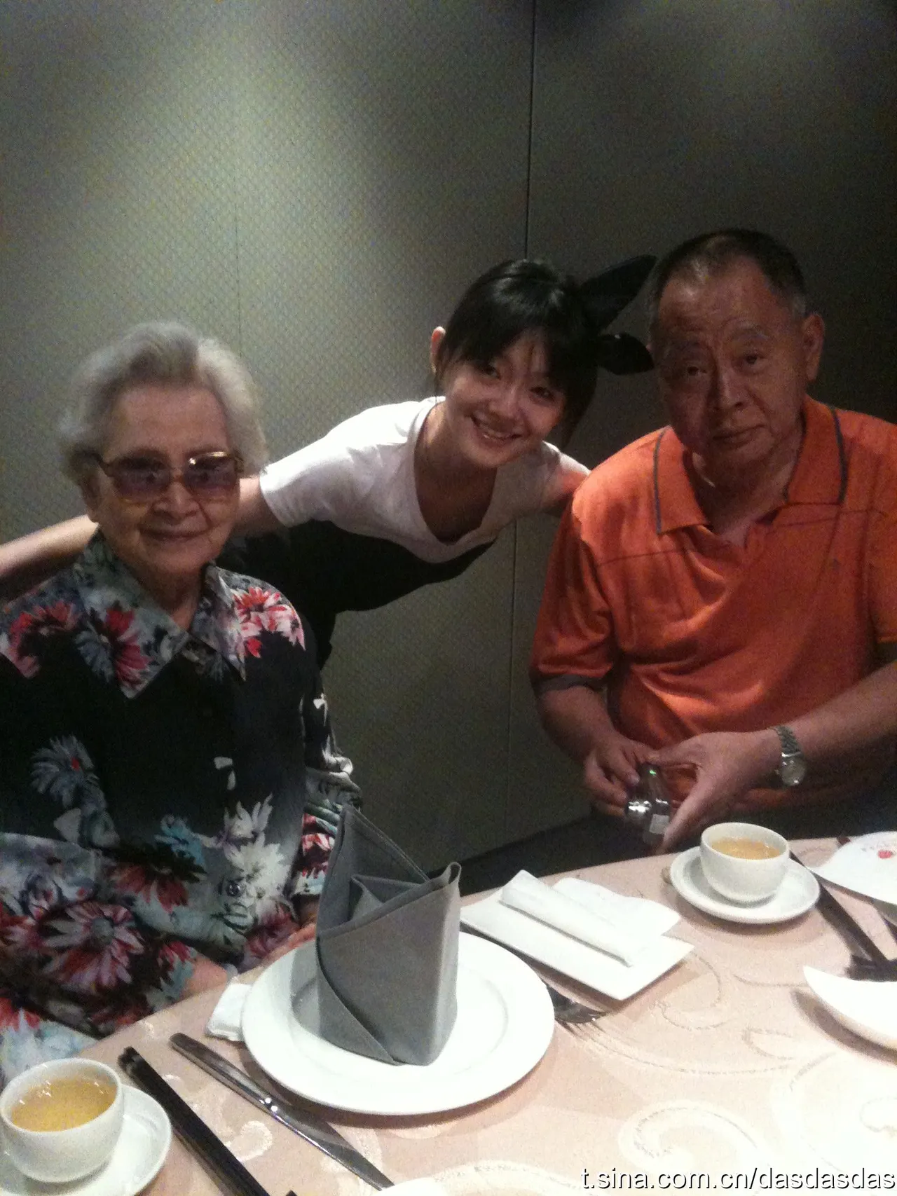大S在2010年8月PO出與奶奶、爸爸的合照，鼓勵網友「愛長輩別害羞」。翻攝大S微博