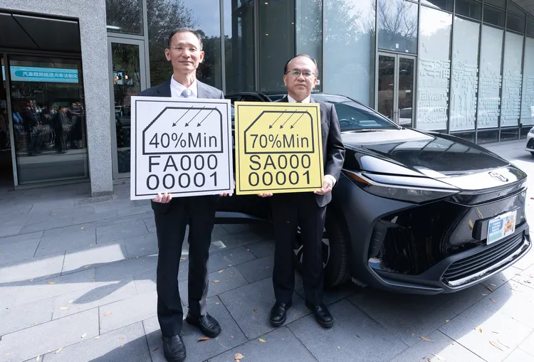 一般車輛、計程車及幼童專用車黏貼隔熱紙都有新規定。公路局提供