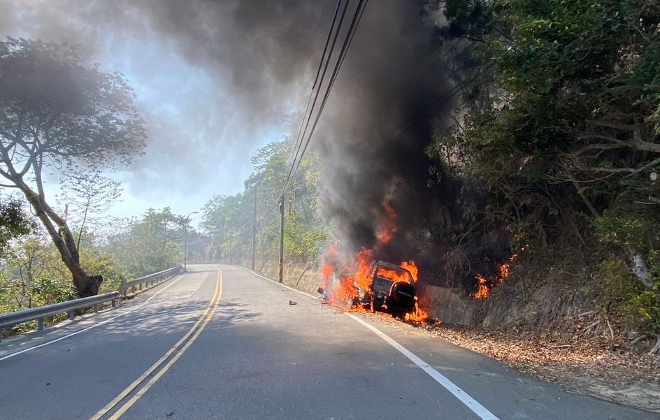 為閃避動物衝水溝火燒車 苗栗休旅車燒成骨架!7旬翁逃一劫
