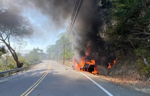 為閃避動物衝水溝火燒車　苗栗休旅車燒成骨架！7旬翁逃一劫