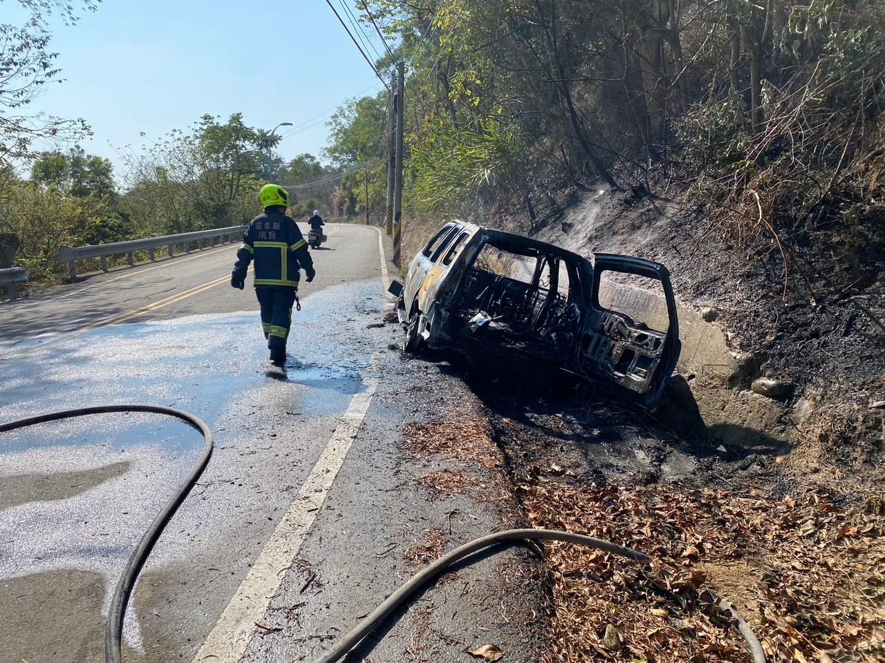 休旅車被燒成剩下骨架。民眾提供