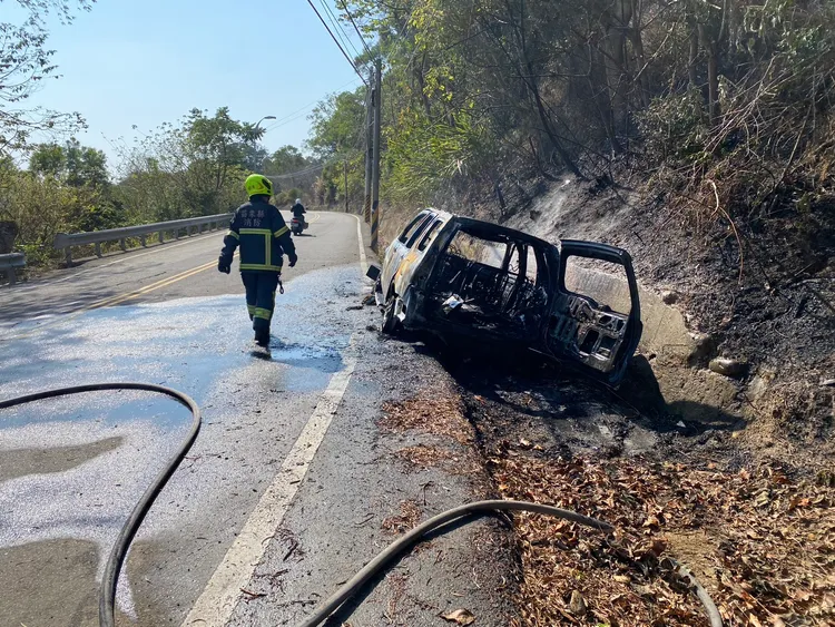 休旅車被燒成剩下骨架。民眾提供