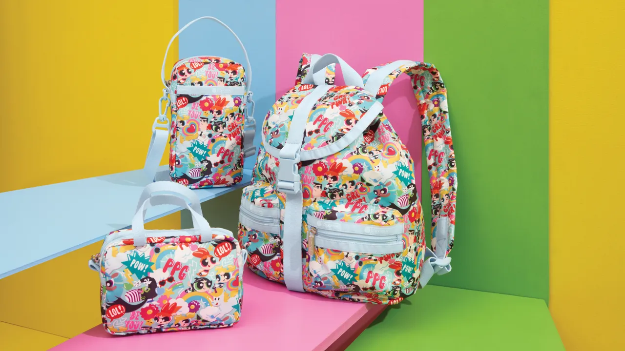 繽紛印花中藏有飛天小女警打擊反派魔人啾啾的畫面，尤塔尼恩教授也淡定出現在包身上。品牌提供