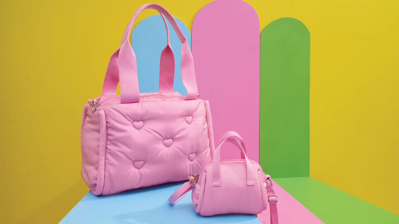 「Pink Sheen Capsule」以粉色軟蓬材質釋放少女活力。品牌提供