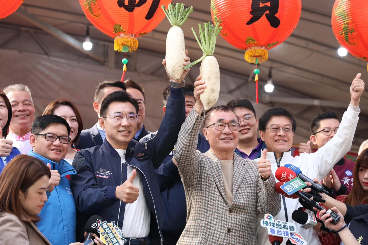 國民黨新北市長參選人李四川和立法院副院長江啟臣參拜新店太平宮。莊宗達攝