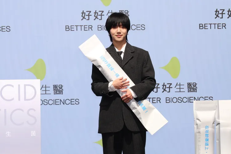 藝聲抱著益生菌，模樣可愛。莊宗達攝