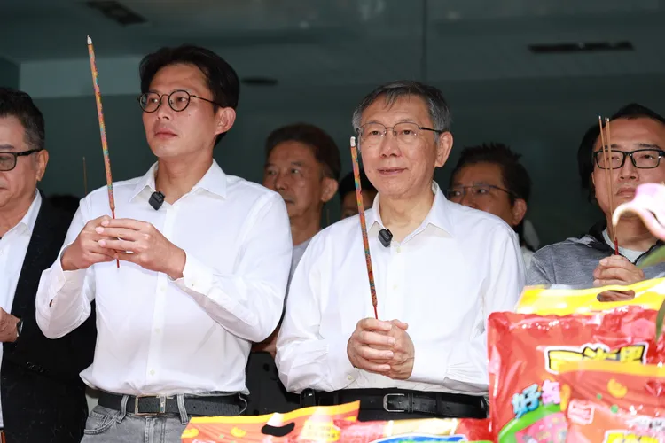 民眾黨開工團拜，民眾黨主席黃國昌、民眾黨前主席柯文哲。彭欣偉攝