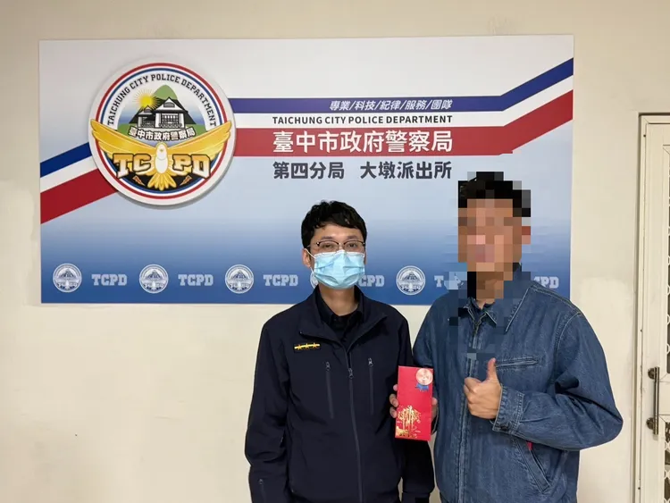 呂姓民眾感謝警方幫他找回遺失的尾牙紅包。民眾提供