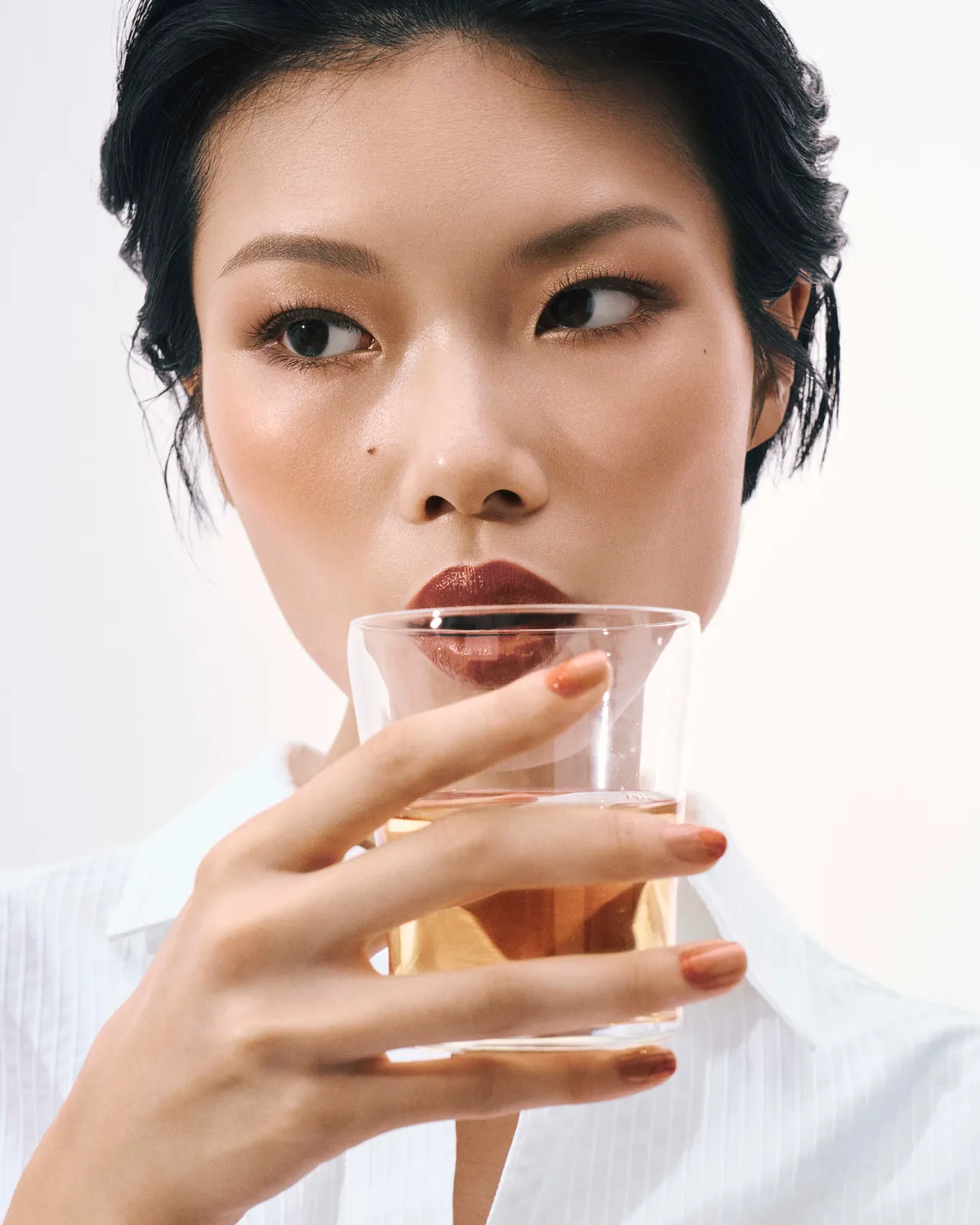 THREE 2026春季彩妝，以「對話」和「茶香」為靈感。品牌提供