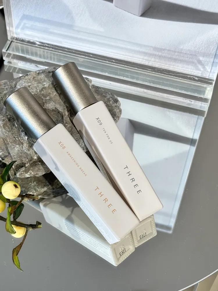 THREE 精油淡香水R，推出#X08晨果與#X09午芽新香氣，各1800元。張家玲攝