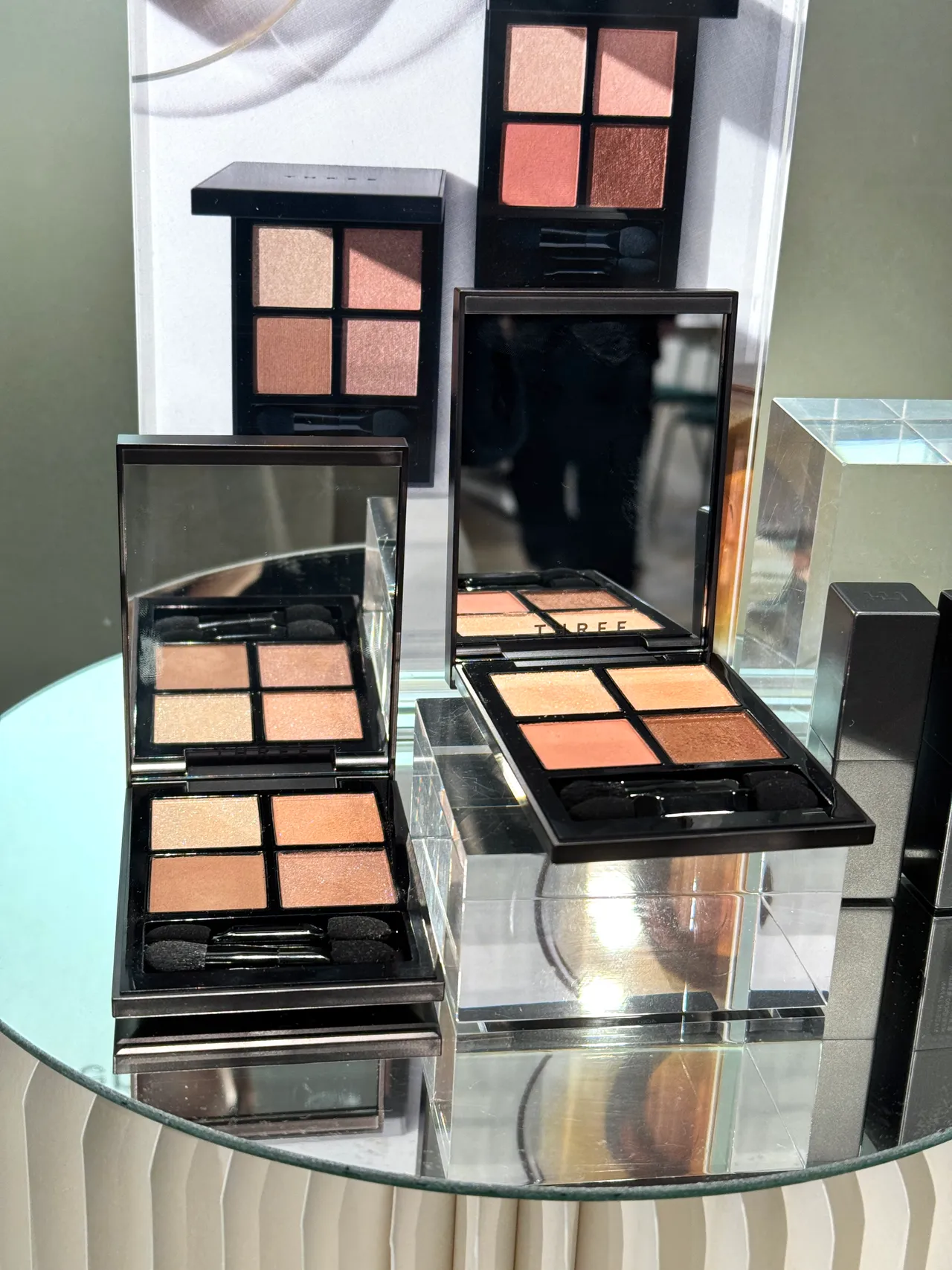 THREE星紗流光四色眼影盤，各2400元。張家玲攝