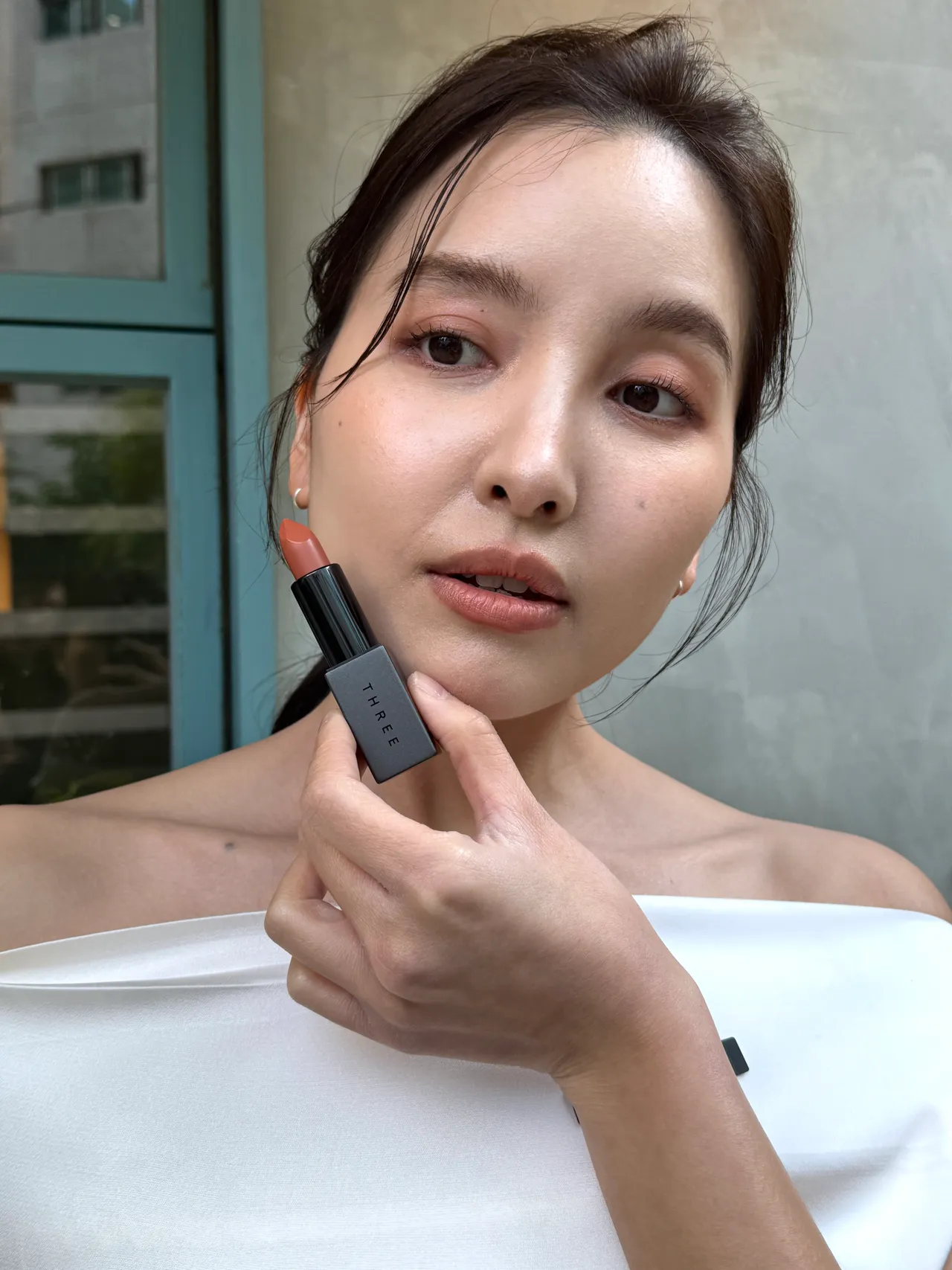 Model示範THREE 夢幻柔光唇膏#07。張家玲攝