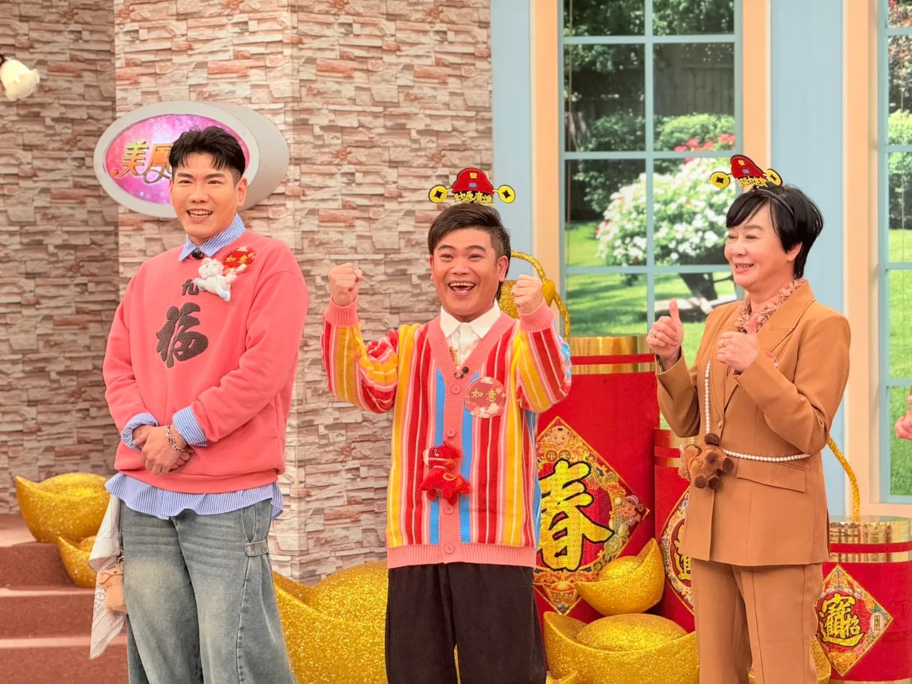 藝人們馬國畢（中）、布蘭妮等被塗黑臉，情緒超嗨。民視提供