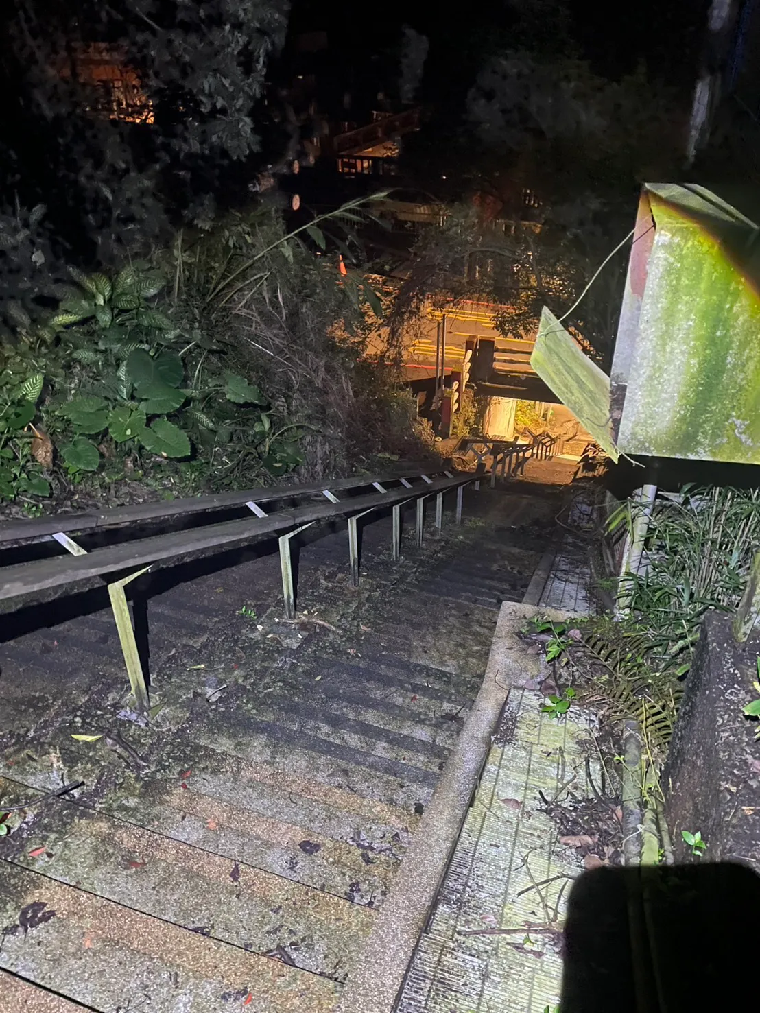 9人都是由損壞的側門闖入。翻攝畫面