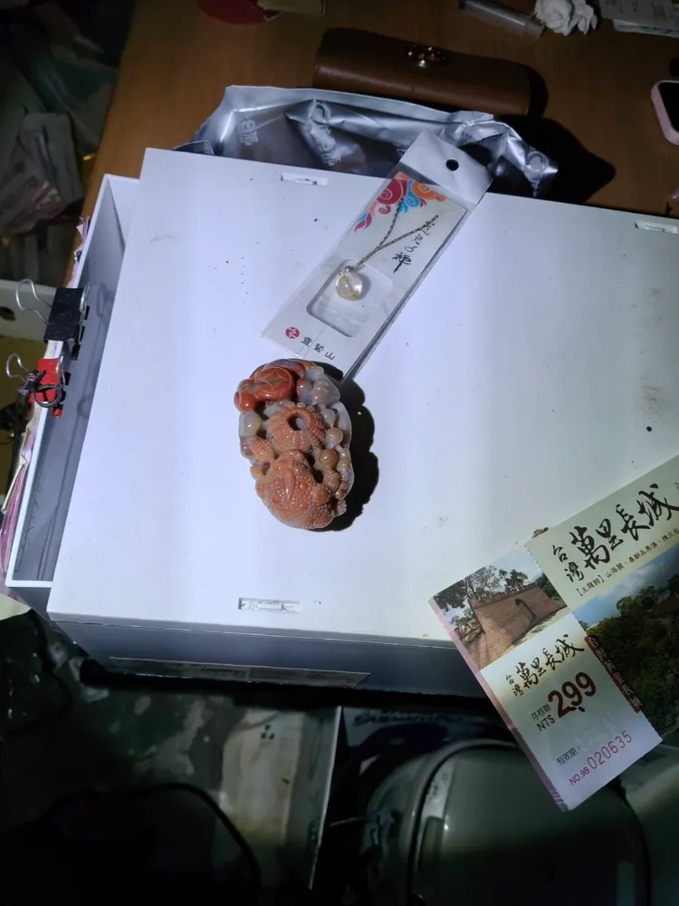 警方搜出的贓物。翻攝畫面