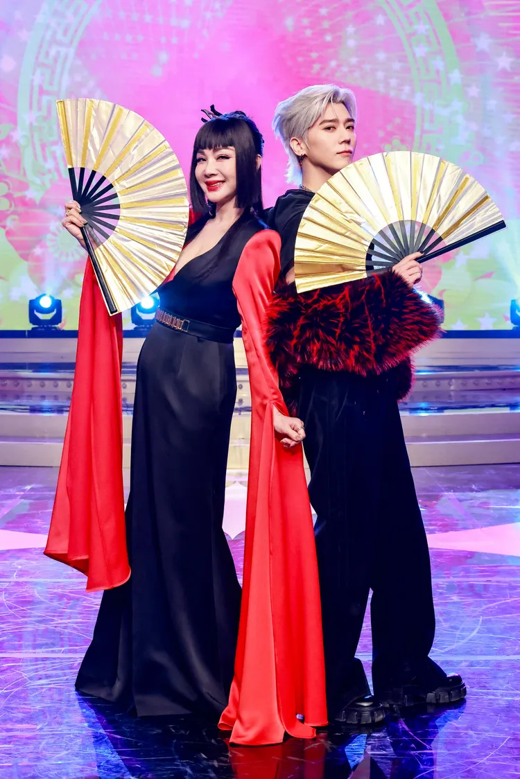 陳美鳳、畢書盡跳扇子舞。民視提供