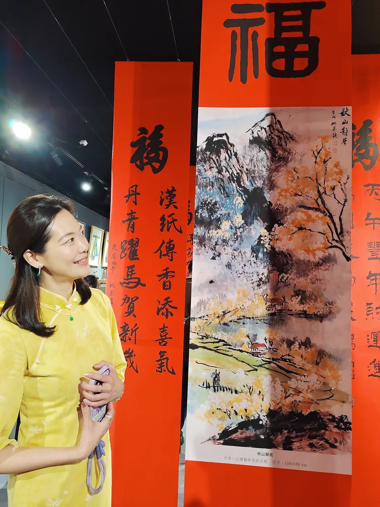 姚采穎為民眾介紹作品。姚采穎提供