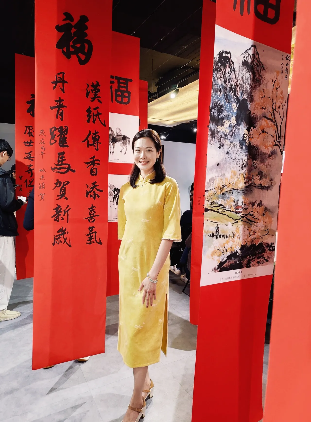 姚采穎與作品合影。姚采穎提供