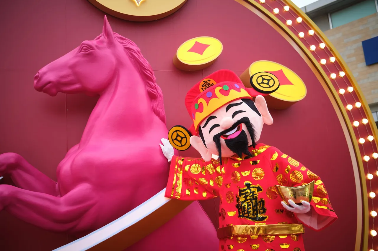 「粉紅赤兔馬」躍然登上圓形紅舞台，遊客可以近距離摸摸巨馬浮雕，感受新春開運氣息。業者提供