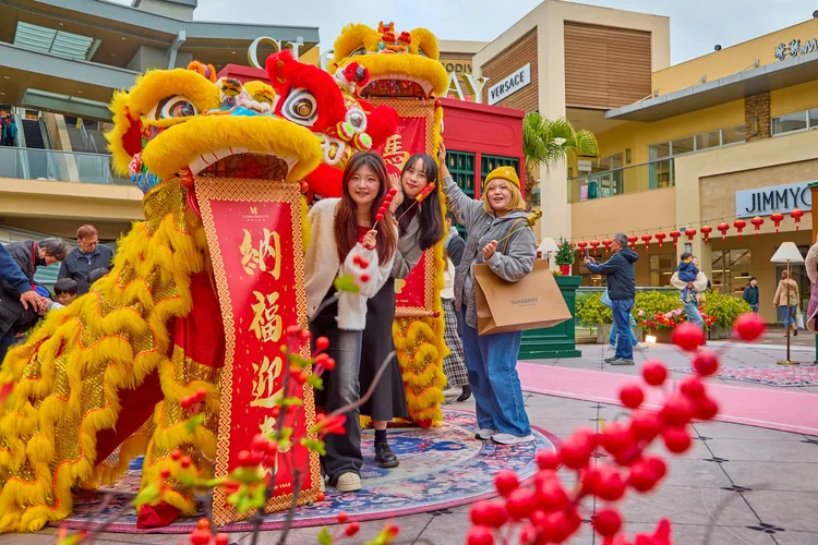 一期新年飯店裝置迎賓處以「三獅弄春」揭開序幕，遊客一踏入場景就能「祥瑞Check-In」。業者提供