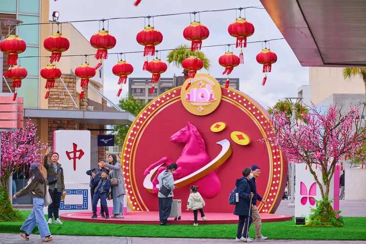 三期廣場打造「Gloria麻將舞台」，象徵新年開局馬上發。業者提供