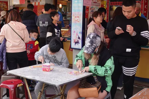 初一補財庫！家庭走春試手氣　小女兒隨手挑中300萬頭獎