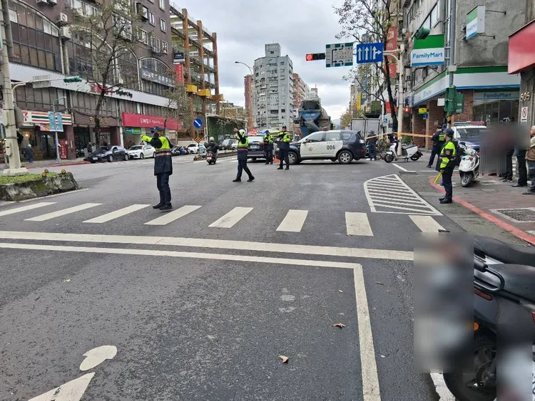 警方於現場採證。翻攝畫面