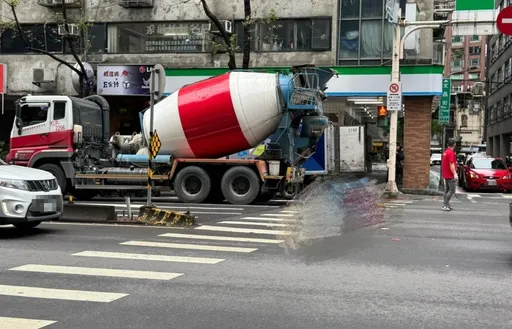 信義區死亡車禍！女騎士捲水泥車底　當場遭輾斃