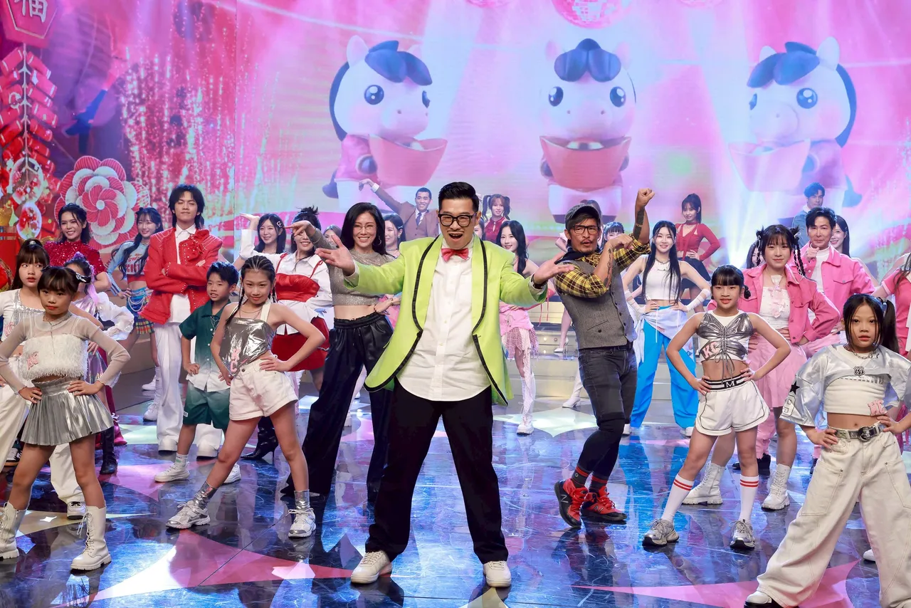 馬力歐（中）、評審Kimiko(左）及藍波一起跳舞。民視提供