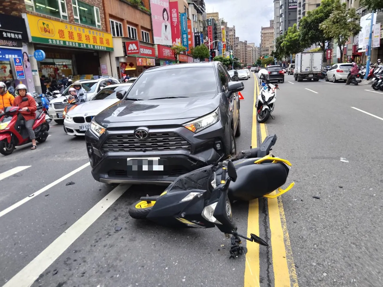 兩輛機車撞上後，其中一輛機車噴出滑行，波及路中間一輛小客車。翻攝畫面