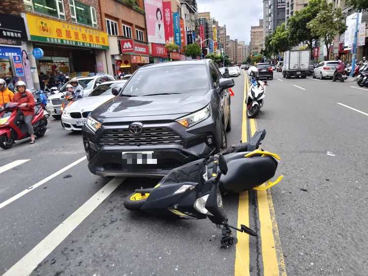 兩輛機車撞上後，其中一輛機車噴出滑行，波及路中間一輛小客車。翻攝畫面
