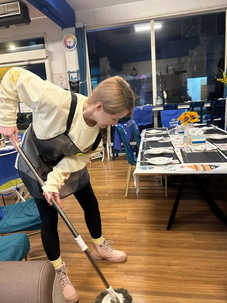 短今幫忙洗碗和拖地。翻攝短今IG
