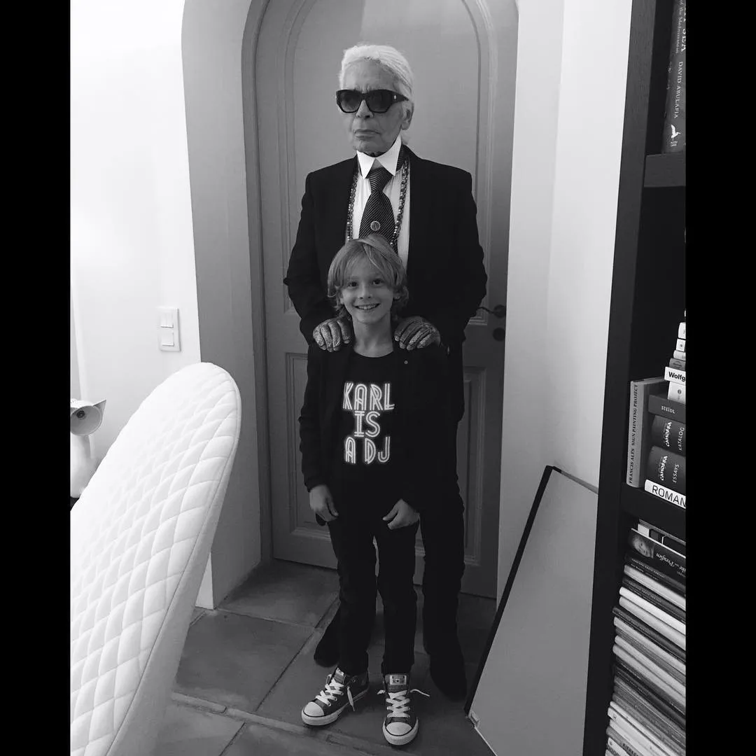 他也將遺產分給十分寵愛的教子哈德森克羅尼。