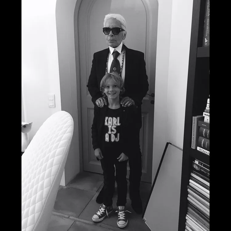 他也將遺產分給十分寵愛的教子哈德森克羅尼。