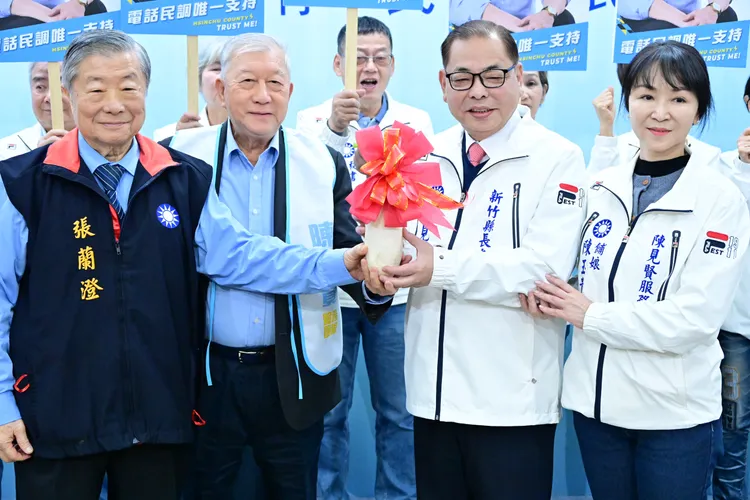前縣長邱鏡淳等人前來致贈好彩頭。陳見賢團隊提供