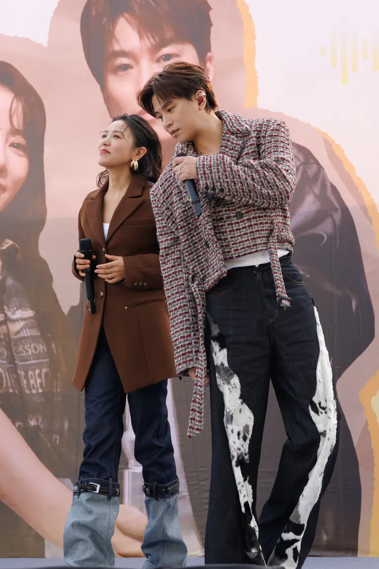 丁噹（左）與阿弟現場合唱《可以是朋友》。相信音樂提供