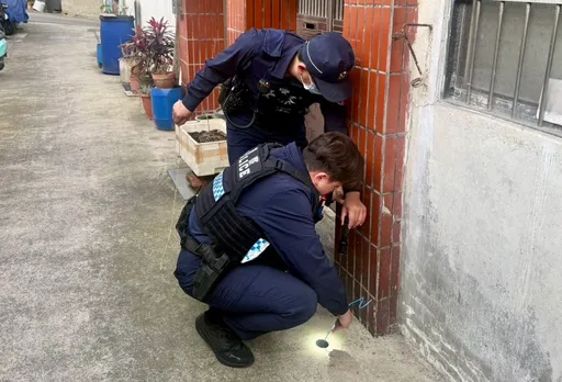 愛犬跳動致家門鑰匙滑落水溝孔洞　龍潭警巧手解圍助婦返家