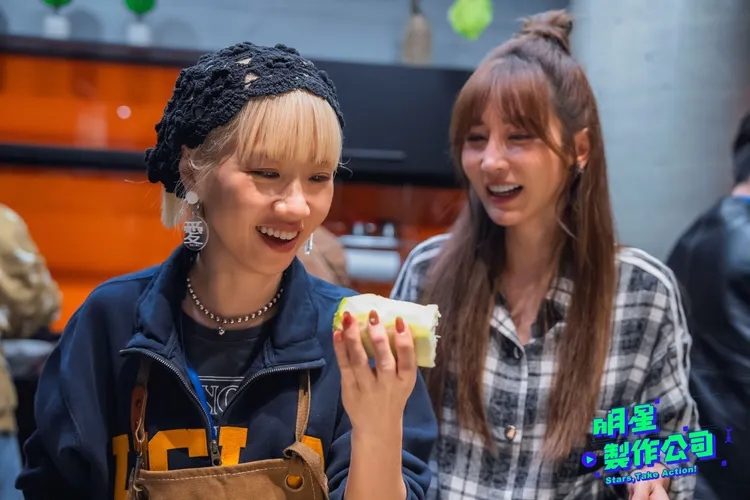 Lulu（左）嚴格把關曾莞婷的約會對象及行程。TVBS提供