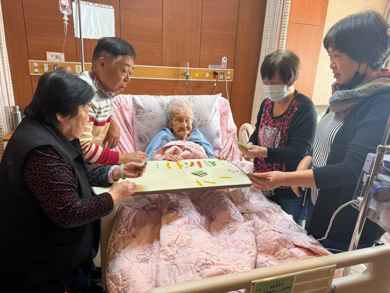 陳玉珍回憶，110歲祖母喜歡玩牌，兒孫們的牌技都是她親自教的。翻攝陳玉珍臉書